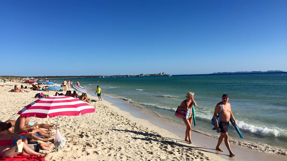 Strand-Panorama Sommer, Strand, Sonne, Meer und blauer Himmel